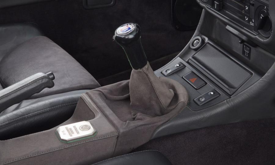 Детали интерьера Alpina Roadster Limited Edition (E30) 1990 года  (фото 16 из 28)